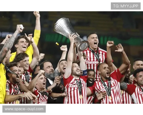 奥林匹亚科斯主场迎战勒沃库森，球迷营造热烈氛围