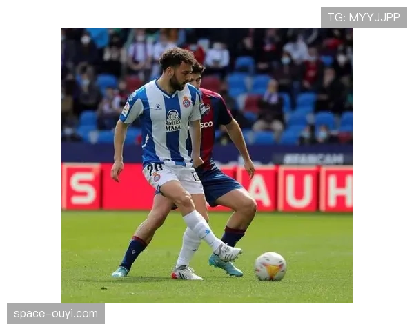 速报：莱万特vs西班牙人，主队右后卫在第35分钟因阻挡传中战术犯规染黄